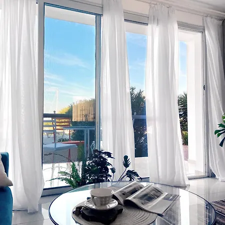 Spacious Three-bedroom With Sea View A4 *