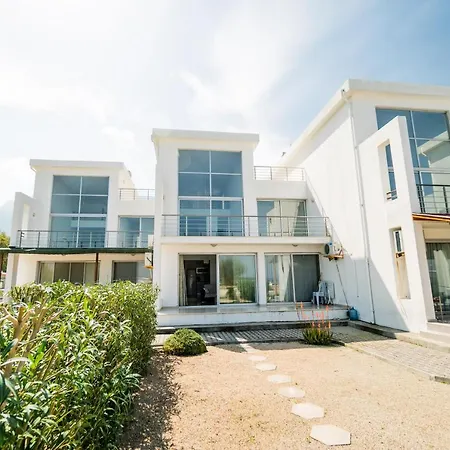 Spacious Three-bedroom With Sea View A4