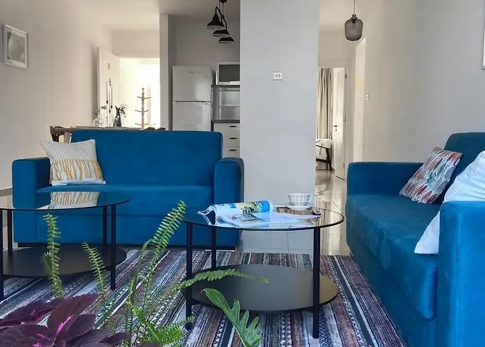 Spacious Three-bedroom With Sea View A4 דירה