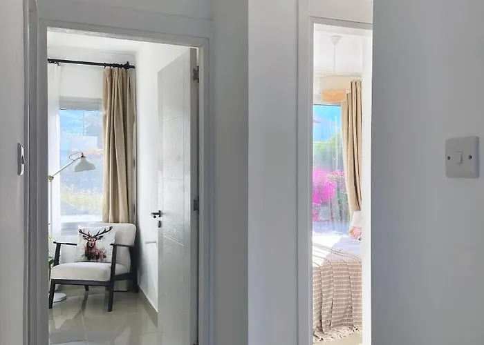 Spacious Three-bedroom With Sea View A4 דירה *