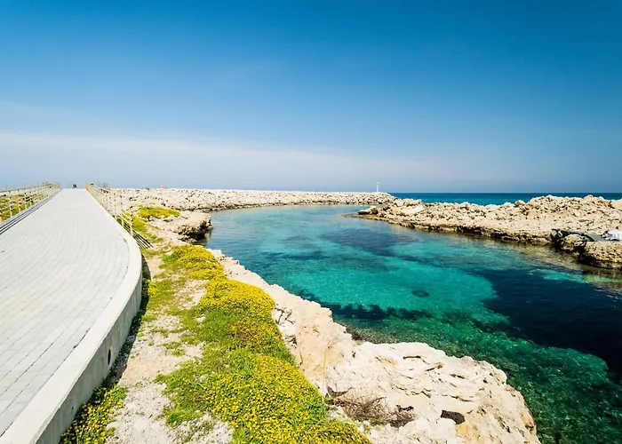 Spacious Three-bedroom With Sea View A4 דירה *